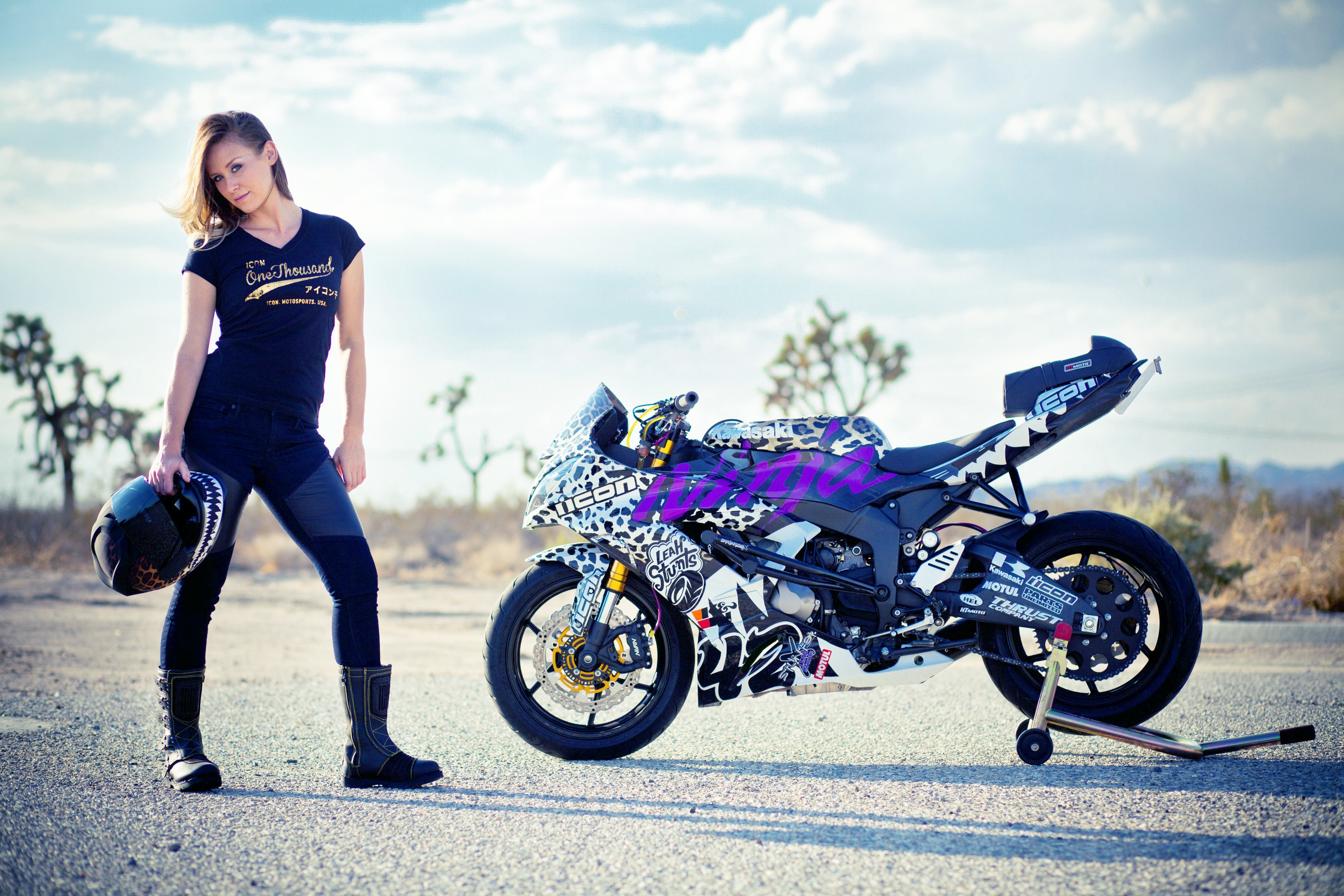 Девушка на спортивном мотоцикле