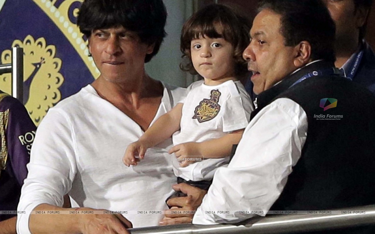 Download Shah Rukh Khan Snapped With Son Abram Copying His Dad Shah