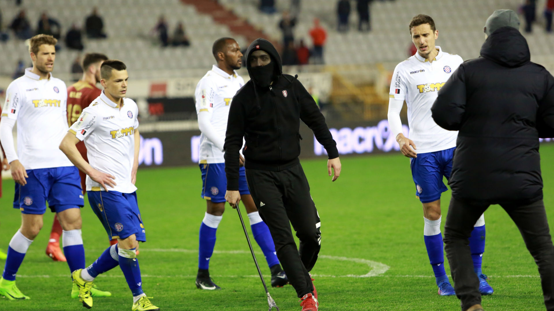 Найти судью футбольного. Hajduk Split. Хайдук сплит Риека угловой сколько.