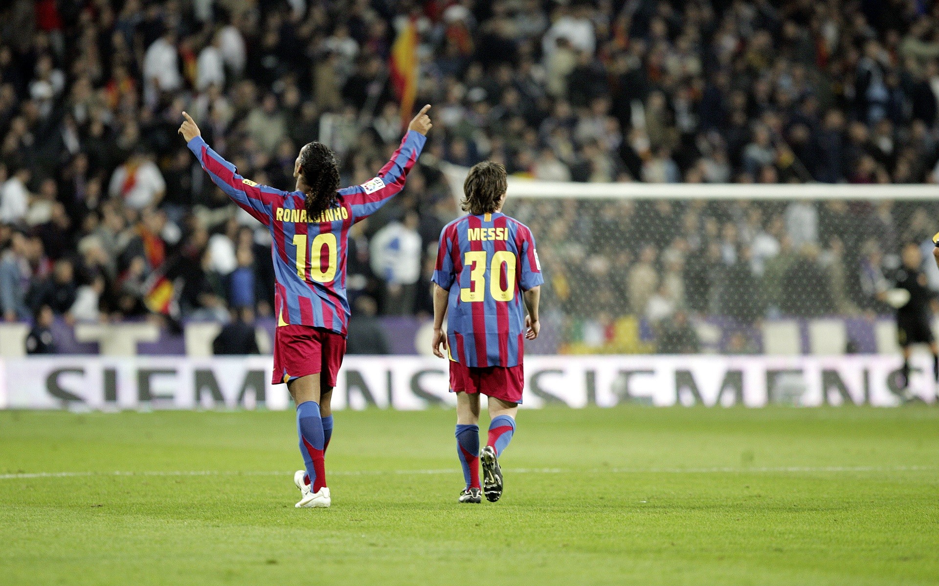 Download Wallpaper Download Ronaldinho And Lionel Messi On The