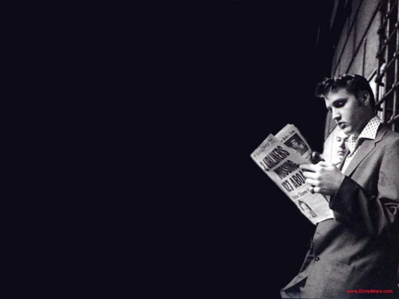 Elvis Wallpaper - Elvis Presley Reading Newspaper , HD Wallpaper & Backgrounds