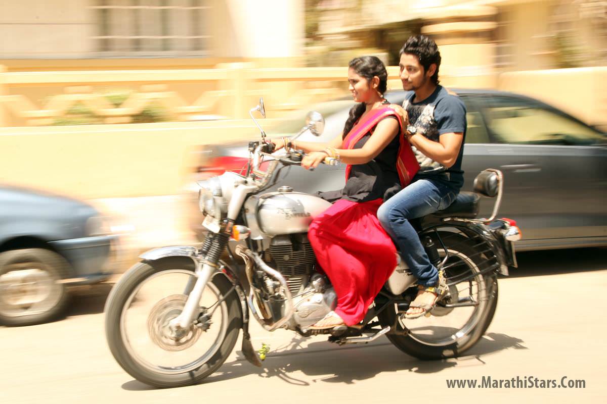 Sairat Hd Wallpaper - Rinku Rajguru Riding Bullet , HD Wallpaper & Backgrounds